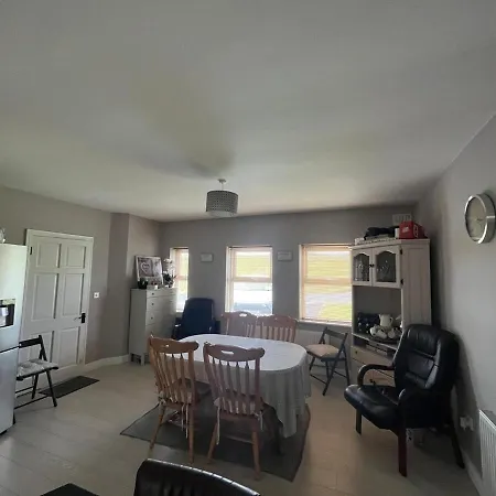 Luxury 4-bedroom Seaside Home, Outdoor Deck & Bbq *