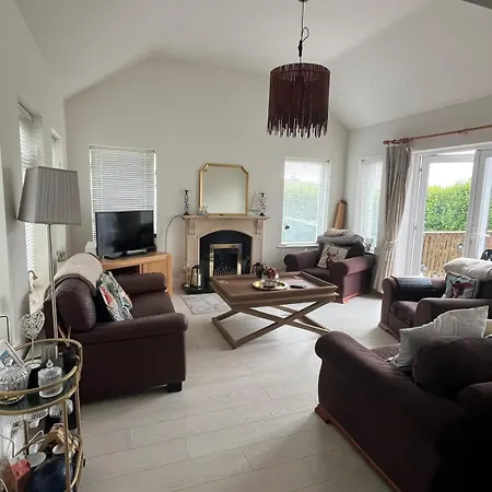 Luxury 4-bedroom Seaside Home, Outdoor Deck & Bbq Лехинч
