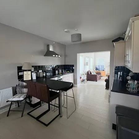 Luxury 4-bedroom Seaside Home, Outdoor Deck & Bbq
