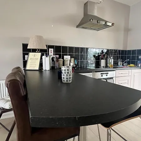 Дом отдыха Luxury 4-bedroom Seaside Home, Outdoor Deck & Bbq Лехинч